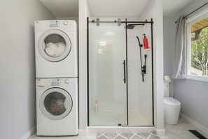 Hair dryer - Stunning House In Victoria, BC (Victoria)