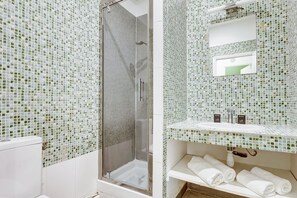 Chuveiro, secador de cabelo, toalhas de banho 