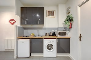 Refrigerador, microondas, horno y cafetera y tetera 