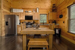 Dining - Cozy 2-bedroom cabin in quaint Gatlinburg (Gatlinburg)