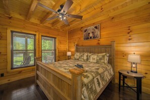 2 bedrooms, iron/ironing board, WiFi, bed sheets - Cozy 2-bedroom cabin in quaint Gatlinburg (Gatlinburg)
