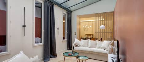 3 habitaciones, escritorio, tabla de planchar con plancha y internet