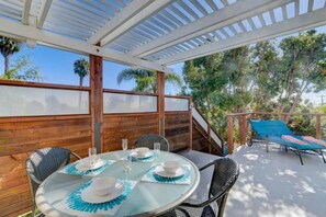 Outdoor dining - Luxury/Cozy/Private Pacific Beach Retreat for 2! (San Diego)