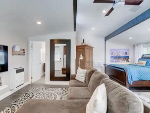 Desk, iron/ironing board, free WiFi, bed sheets - Luxury/Cozy/Private Pacific Beach Retreat for 2! (San Diego)