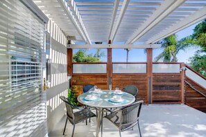 Outdoor dining - Luxury/Cozy/Private Pacific Beach Retreat for 2! (San Diego)