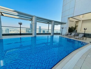 Outdoor pool - Stunning Studio Dubai with Rooftop Pool (Dubai)