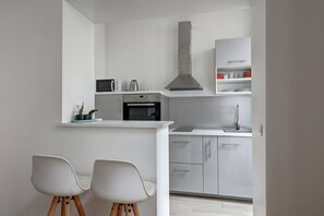 Fridge, microwave, oven, coffee/tea maker - TBS 195 - Nice suite in Faubourg Montmarte area (Paris)