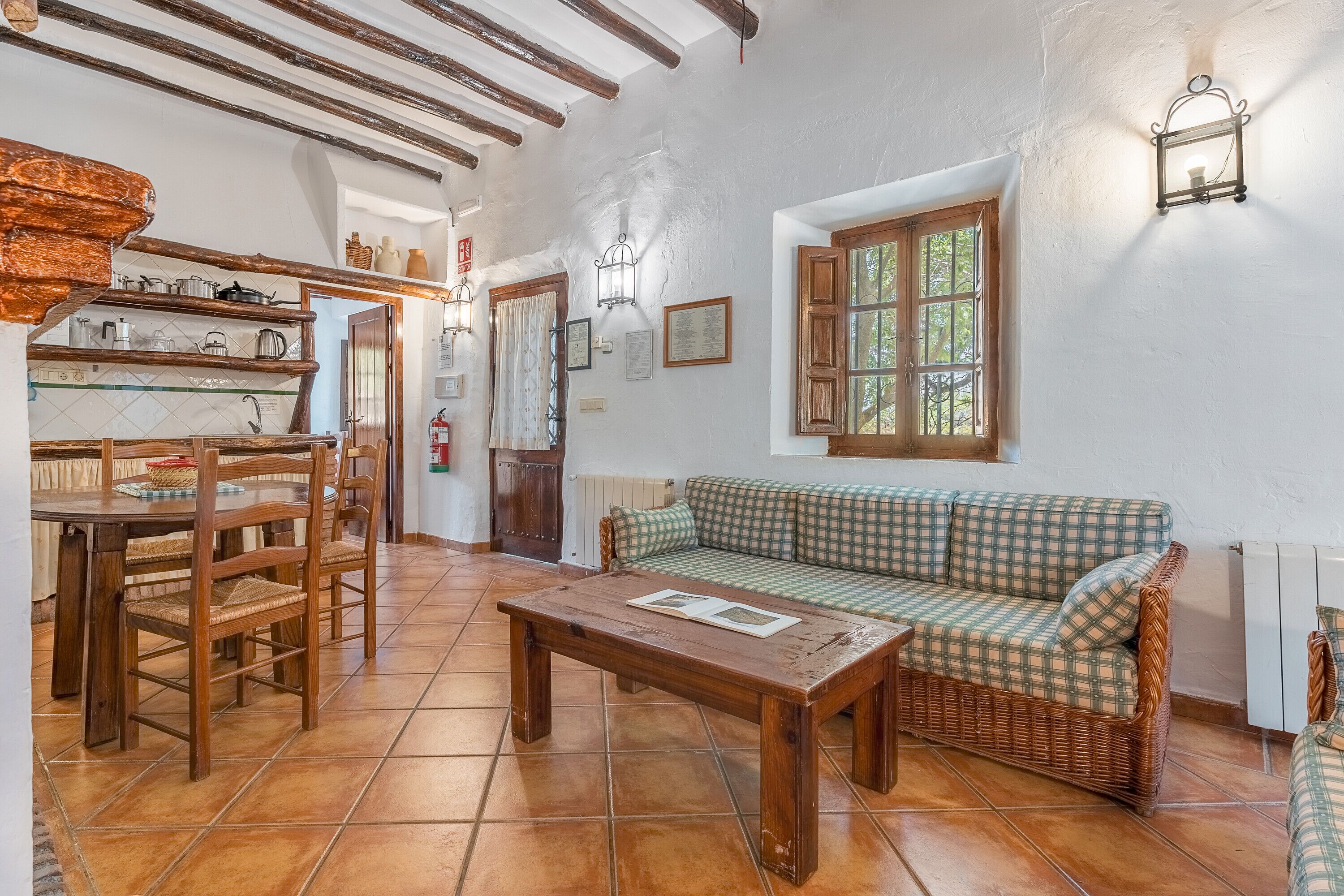 テレビ、暖炉、DVD プレーヤー