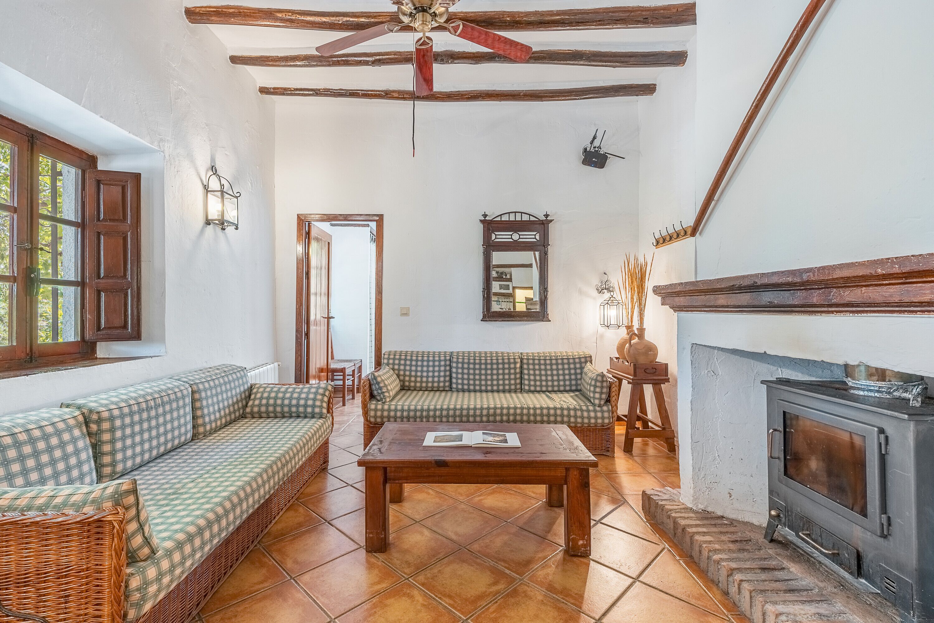 Télévision, cheminée, lecteur de DVD