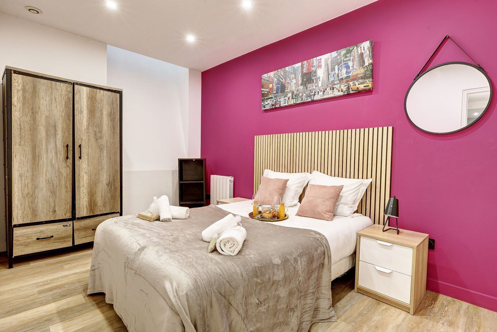 3 bedrooms, desk, internet, bed sheets