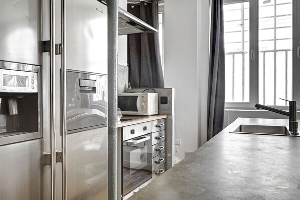 Kühlschrank, Mikrowelle, Ofen, Geschirrspüler