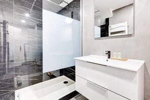 Dusche, Haartrockner, Handtücher