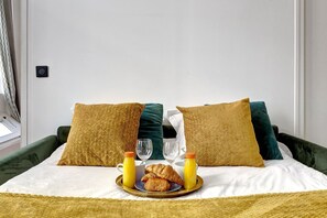 3 bedrooms, desk, Internet, bed sheets