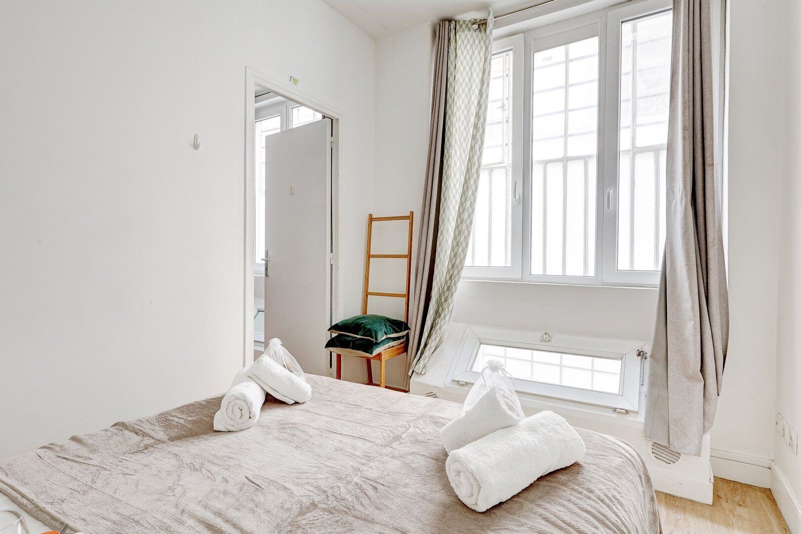 3 bedrooms, desk, internet, bed sheets