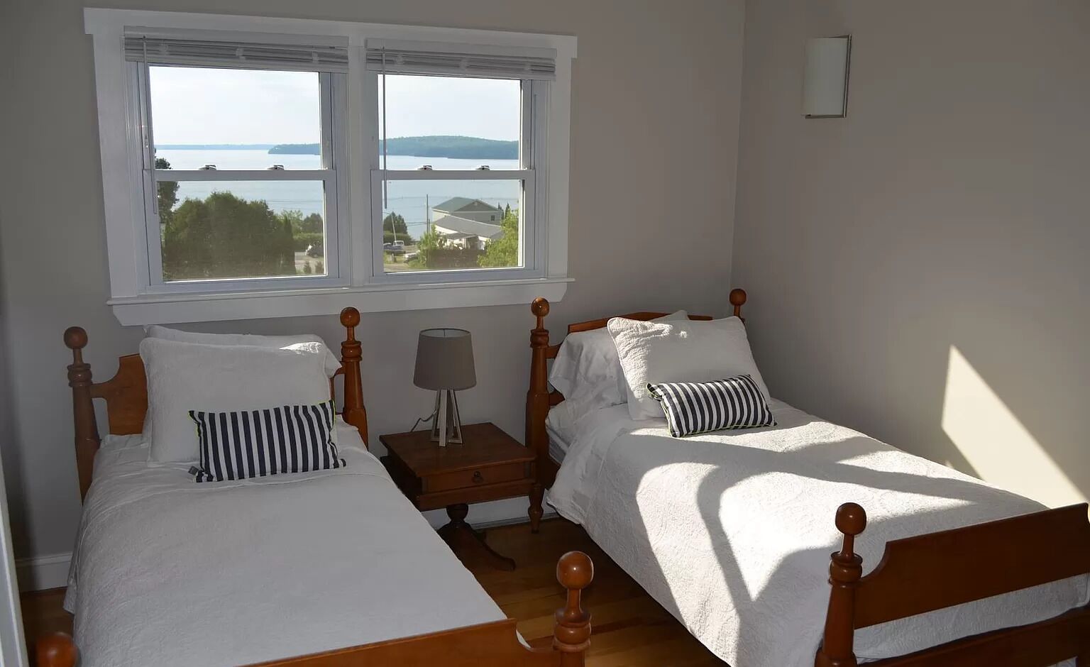 5 slaapkamers, een bureau, een strijkplank/strijkijzer, reisbedje