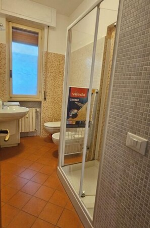 Douche, séchoir à cheveux, bidet, serviettes fournies