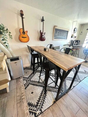 Dining - 1b1b Central Hillcrest, San Diego condo. Walkable neighborhood and central to SD (San Diego)