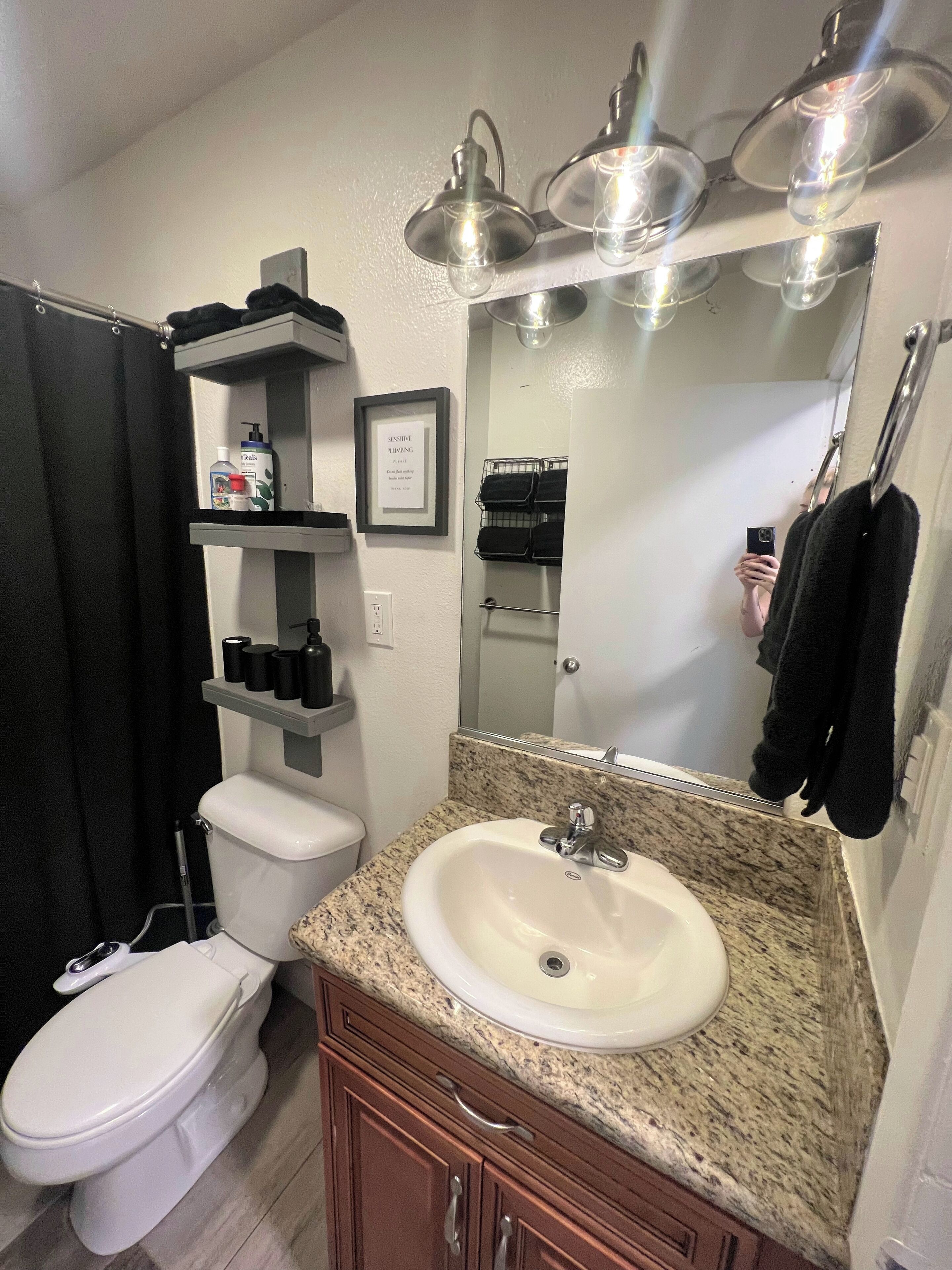 Sèche-cheveux, bidet, serviettes fournies, savon