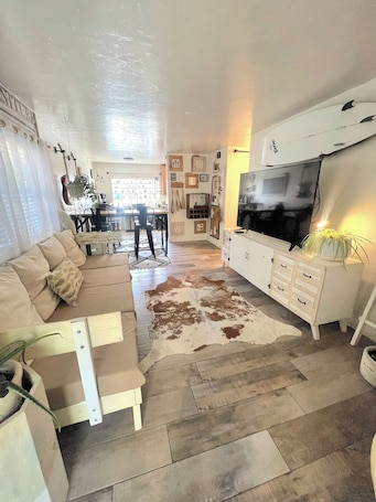 Smart TV, offices. 1b1b Central Hillcrest, San Diego condo. Walkable neighborhood and central to SD