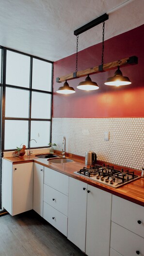 Een koelkast, een oven, een koffiezetapparaat/waterkoker, een waterkoker