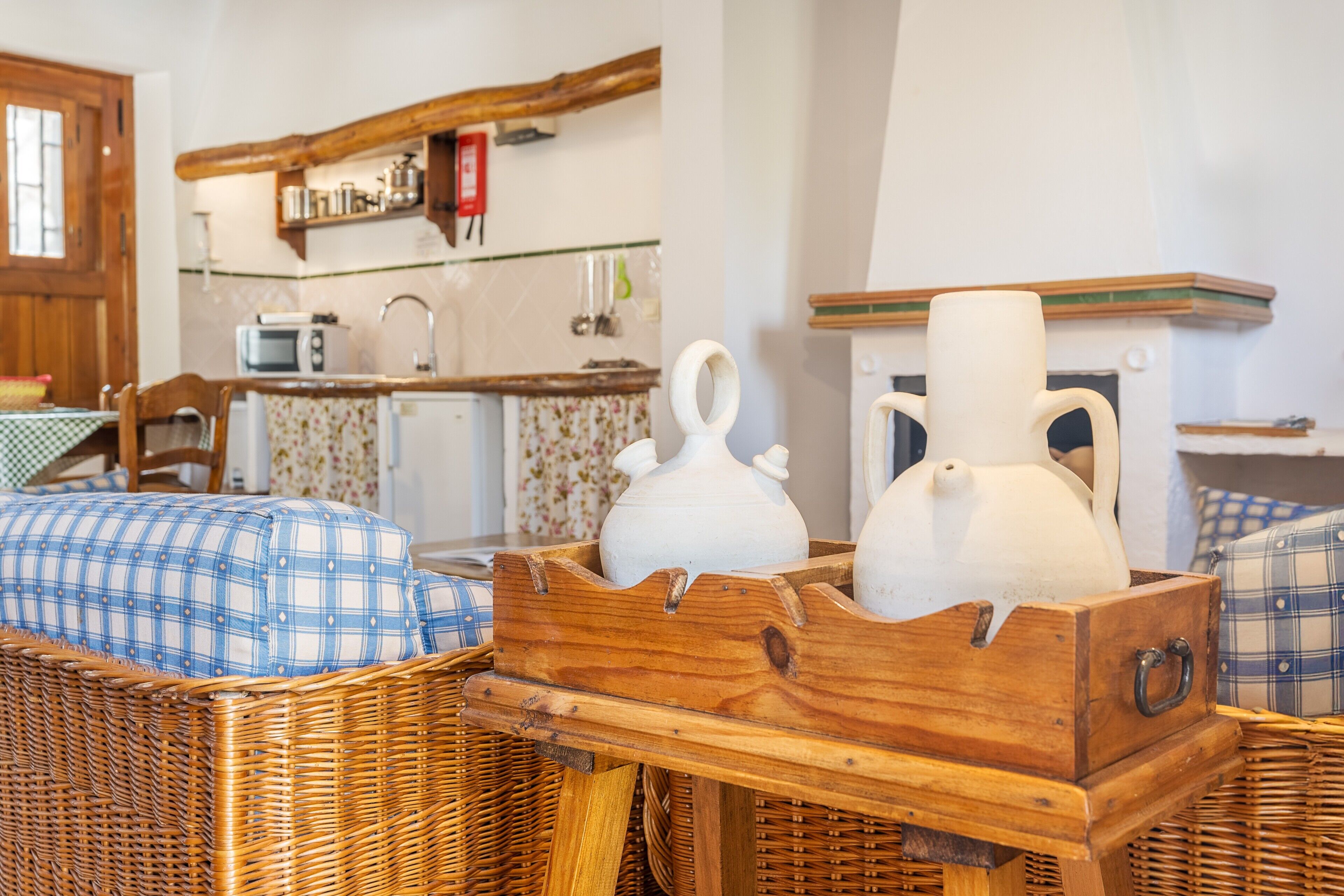 Køleskab, mikrobølgeovn, kogeplade, kaffe-/temaskine