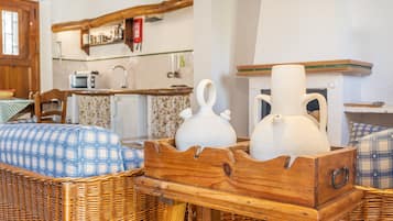 Køleskab, mikrobølgeovn, kogeplade, kaffe-/temaskine