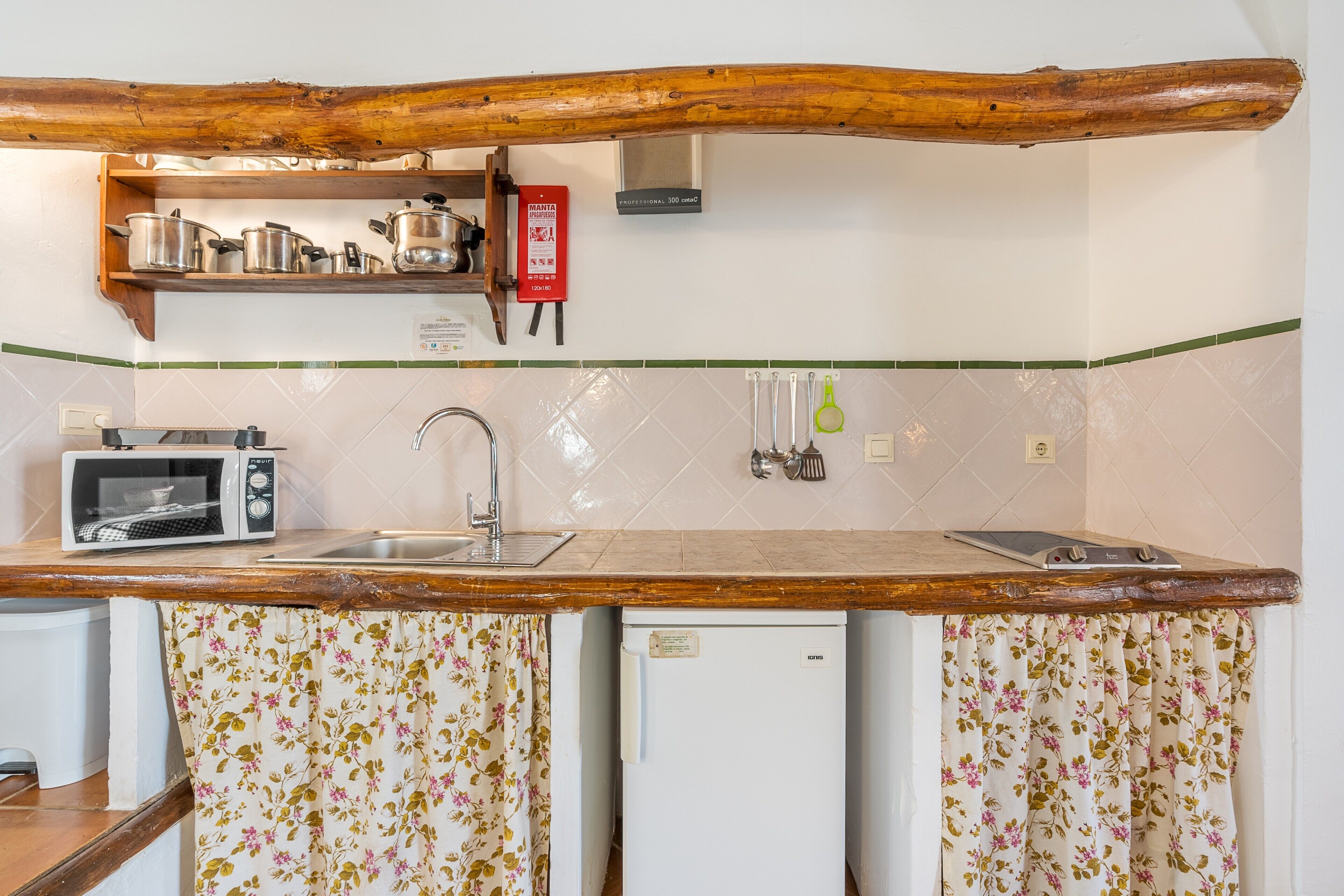 Frigorifero, microonde, piano cottura, macchina per tè/caffè