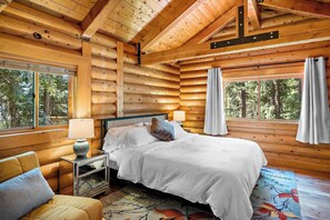 4 bedrooms, travel cot, WiFi, bed sheets - Lakefront Log Cabin with Hot Tub/Huge Game Room (Ronald)