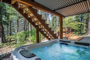 Outdoor spa tub