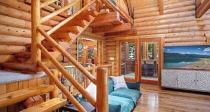 Lakefront Log Cabin with Hot Tub/Huge Game Room