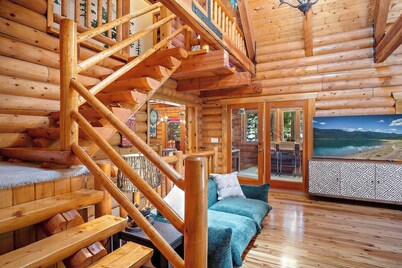 Lakefront Log Cabin with Hot Tub/Huge Game Room