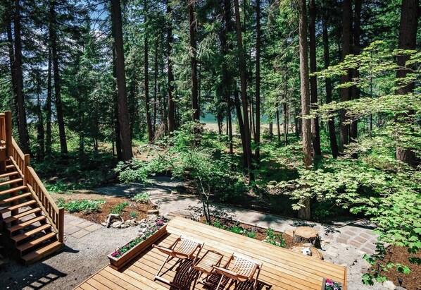 Terrace/patio - Lakefront Log Cabin with Hot Tub/Huge Game Room (Ronald)