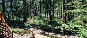 Lakefront Log Cabin with Hot Tub/Huge Game Room