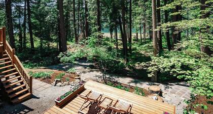 Lakefront Log Cabin with Hot Tub/Huge Game Room