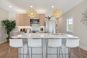 Fridge, microwave, oven, stovetop - 2Bd/2Ba w/Parking! BOOK for MATS, Derby 2026! (Louisville)