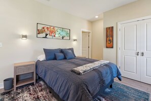 2 bedrooms, iron/ironing board, free WiFi, bed sheets - 2Bd/2Ba w/Parking! BOOK for MATS, Derby 2026! (Louisville)