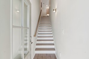 Interior - 2Bd/2Ba w/parking! In GTown- 4 miles fm Airport! (Louisville)