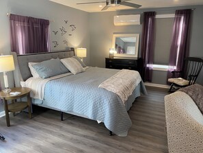 6 bedrooms, desk, iron/ironing board, travel cot