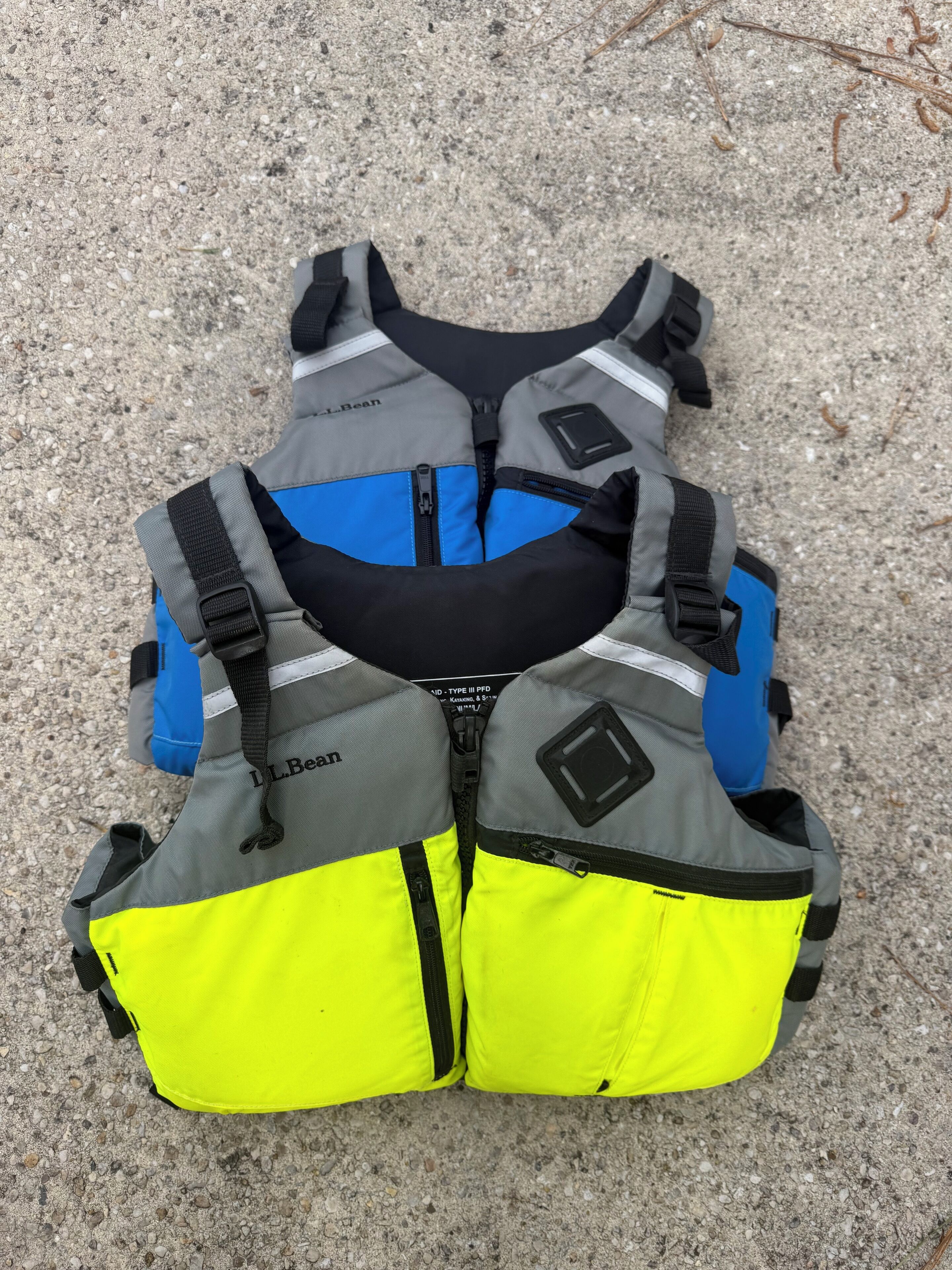 Un gilet de sauvetage doté de bandes réfléchissantes et d’une étiquette.