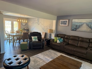 Smart TV, books - Teal Bay Getaway- Waterfront, 2 Masters, Pet Friendly, 5+ Bedrooms, Sleeps 17+ (Ocean Pines)