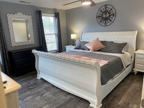 6 chambres, bureau, fer et planche à repasser, lit parapluie