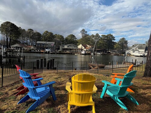 Teal Bay Getaway- Waterfront, 2 Masters, Pet Friendly, 5+ Bedrooms, Sleeps 17+