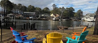 Teal Bay Getaway- Waterfront, 2 Masters, Pet Friendly, 5+ Bedrooms, Sleeps 17+