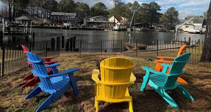 Teal Bay Getaway- Waterfront, 2 Masters, Pet Friendly, 5+ Bedrooms, Sleeps 17+