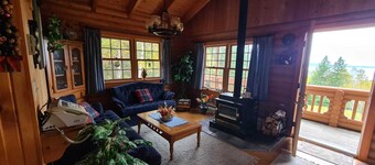 Cozy log cabin with fantastic views and 2 bathrooms