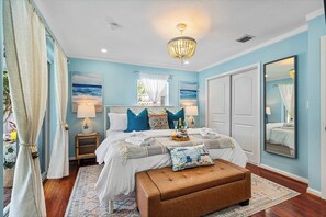 Iron/ironing board, travel cot, free WiFi, bed sheets - Chic 4BR Htd Pool, 5 min to beach, PAC-MAN, Games (Fort Lauderdale)