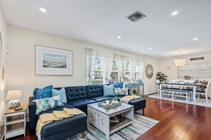 TV, fireplace - Chic 4BR Htd Pool, 5 min to beach, PAC-MAN, Games (Fort Lauderdale)