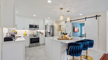 Jääkaappi, mikroaaltouuni, uuni, liesi