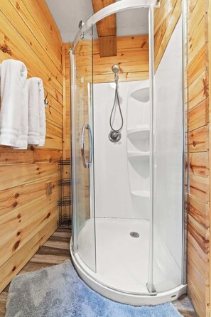 Douche, sĂšche-cheveux, serviettes fournies, shampoing