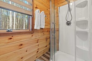 Dusche, Haartrockner, Handtücher, Shampoo